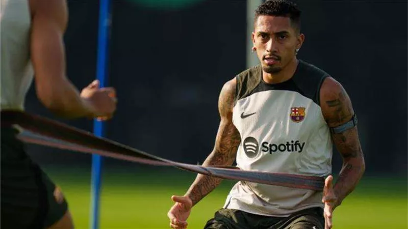 الهلال السعودي يسعى لضم رافينيا نجم برشلونة