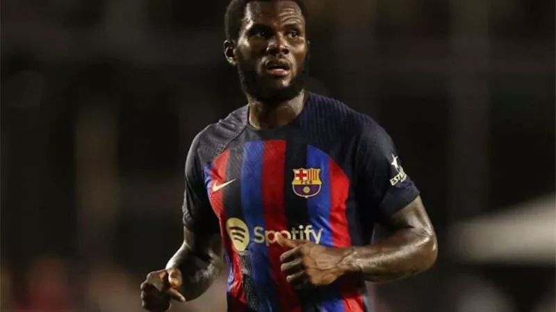 كيسي لاعب برشلونة على طاولة يوفنتوس