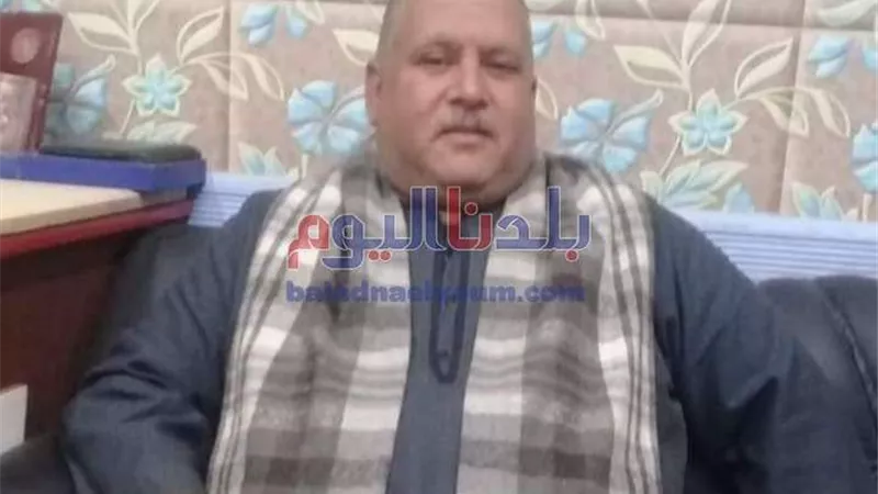 قبطي بالمنيا يوزع فانوس رمضان برسومات الوحدة الوطنية