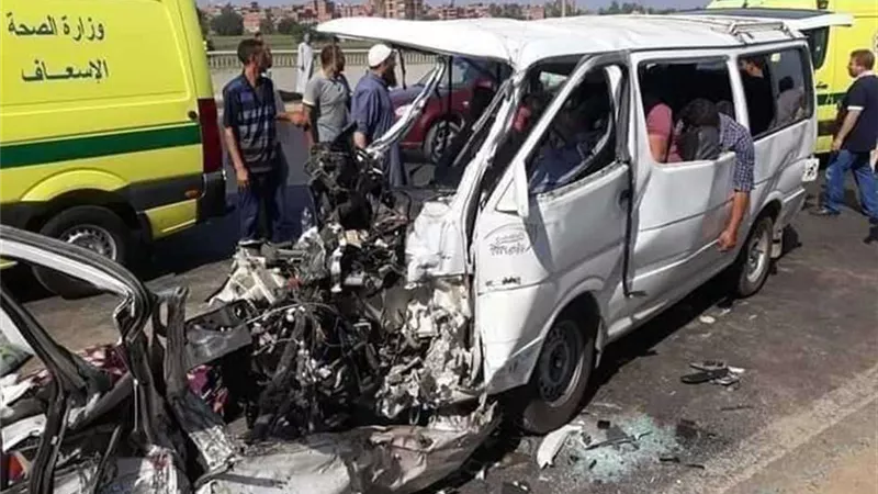 مصرع وإصابة 9 أشخاص في حادث انقلاب ميكروباص بالمنيا