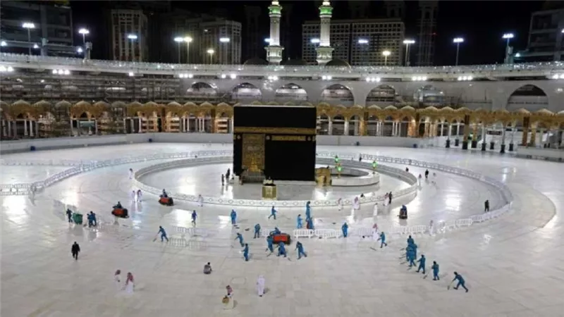 السعودية تفرض غرامة لمن يصلي بالحرم دون تصريح في رمضان