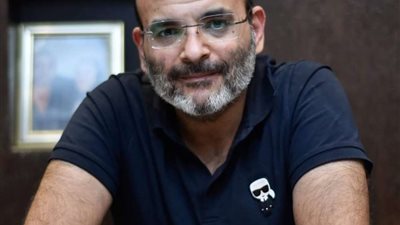 هجوم على أيمن بهجت قمر بسبب عمر كمال.. تعرف على السبب
