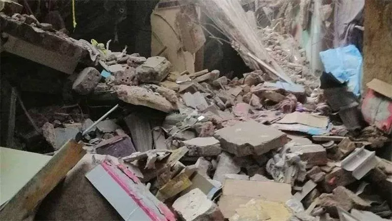 النيابة تبدأ التحقيق في حادث انهيار عقار بالخليفة