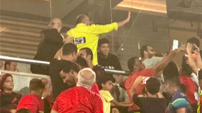 إمام عاشور يتواجد في مدرجات الأهلي وحرس الحدود استعدادا للاحتفال بالدوري