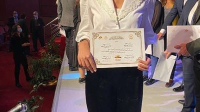 شاهد.. ناردين فرج من تكريم فريق عمل 