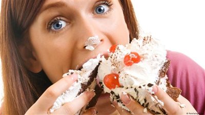 استشاري مناعة يحذر: السكريات في رمضان تُصيب بكورونا