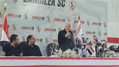 مرتضى منصور يجتمع بلاعبي الزمالك قبل السفر إلى السعودية