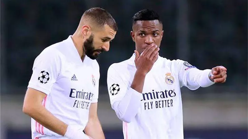 فينيسيوس جونيور يرغب في سد الدين لريال مدريد ويتعهد بتعويض كريم بنزيما