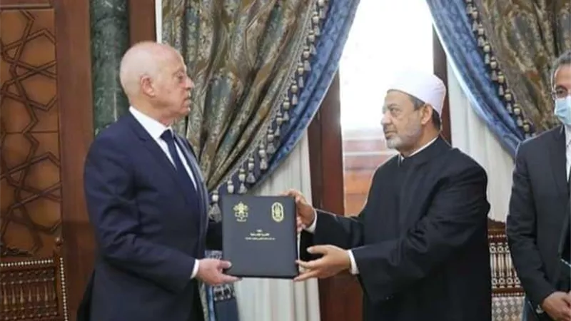 شيخ الأزهر يهدي الرئيس التونسي نسخة من وثيقة الأخوة الإنسانية