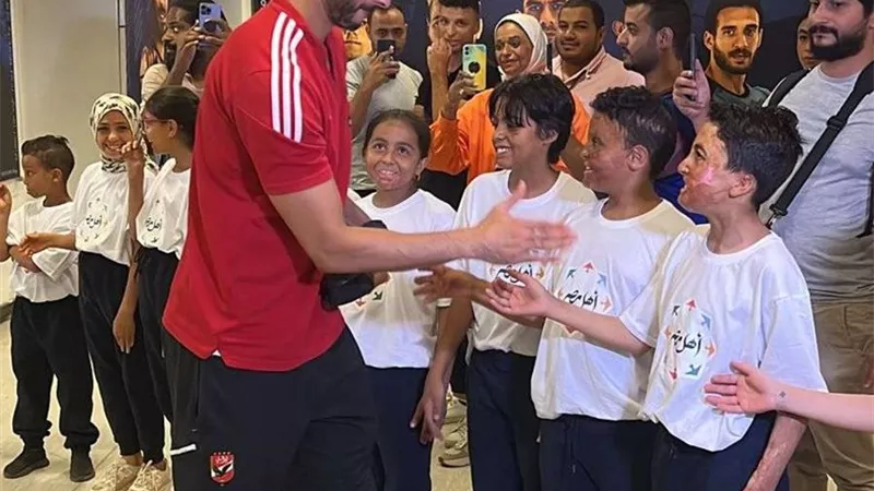 وصول لاعبي الأهلي لاستاد الدفاع الجوي استعدادا لمباراة بيراميدز