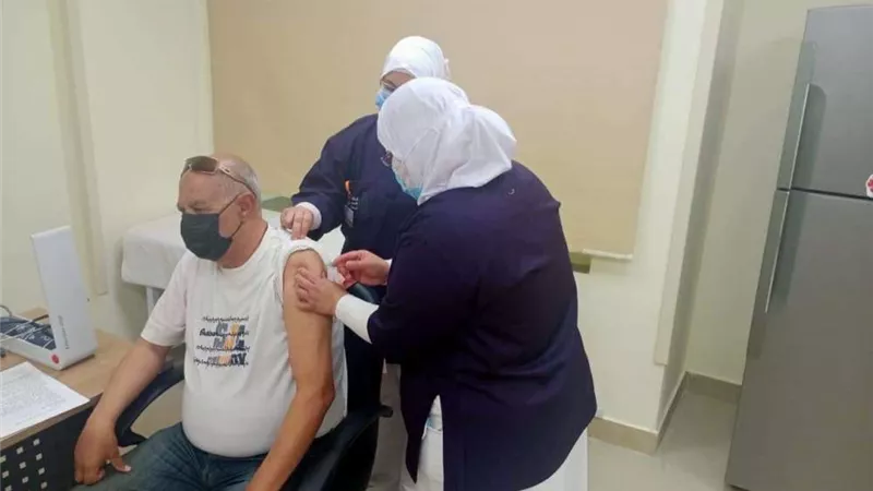 5304 مواطنًا تلقوا لقاح كورونا بمنافذ التطعيم بالقليوبية