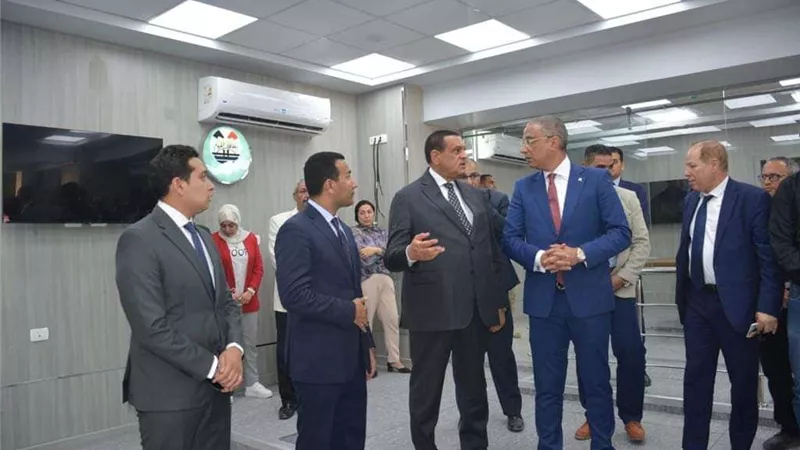 وزير التنمية المحلية ومحافظ الفيوم يتفقدان التجهيزات النهائية لمركز سيطرة الشبكة الوطنية للطوارئ والسلامة العامة