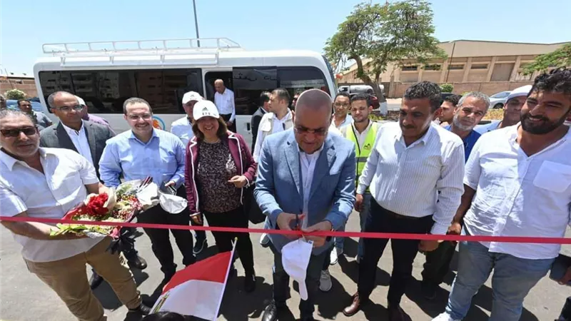 وزير الإسكان يتفقد مشروعات 
