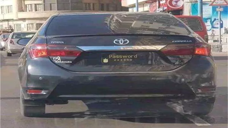 مصدر أمني ينفي سير سيارة تحمل لوحات عليها كلمة 