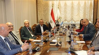 وزير الأعمال العام يبحث مع رئيس هيئة الشراء إنشاء أول مصنع لأكياس الدم