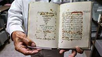 توثق جزءً من تاريخ بلاده.. فلسطيني يرمم مئات المخطوطات النادرة.. فيديو