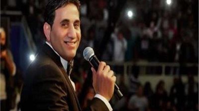 أحمد شيبة يشارك جمهوره بصورته علي طاولة بلياردو في حي شعبي