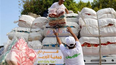 17 قرية تستفيد بمعرض مجانى لتوزيع الملابس الجديدة بالمنوفية