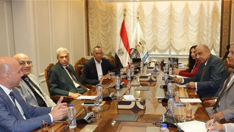 وزير الأعمال العام يبحث مع رئيس هيئة الشراء إنشاء أول مصنع لأكياس الدم