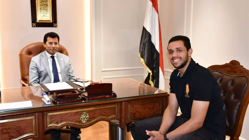 وزير الرياضة يلتقي مصطفى عسل بطل العالم في الإسكواش