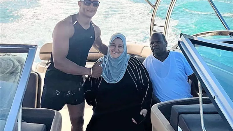 أجمل هدية من ربنا أبويا وأمي.. محمد رمضان مع والدية على يخت وسط البحر