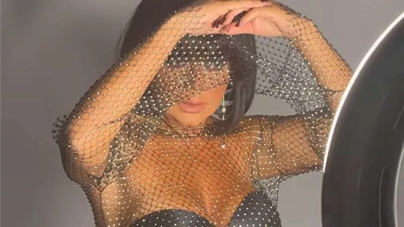 بـ لوك أسود شفاف.. رانيا يوسف تثير الجدل في احدث ظهور لها على انستجرام