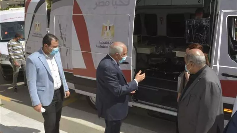 محافظ الجيزة يتسلم سيارتين مركز تكنولوجي متنقل لخدمة المواطنين