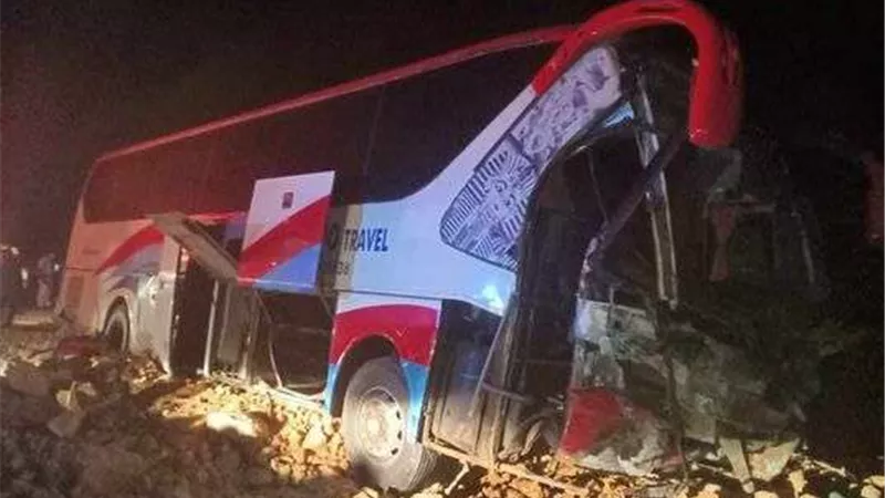 جمل يتسبب في إصابة 7 أشخاص في حادث تصادم أتوبيس على محور الضبعة
