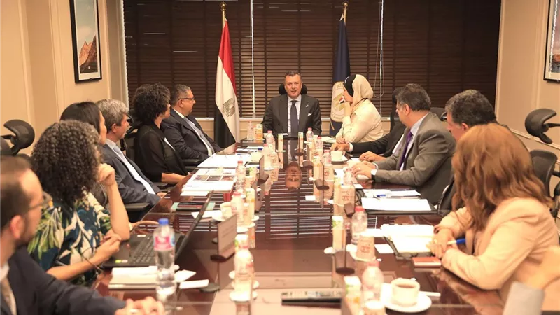 لبحث سبل التعاون.. وزير السياحة يستقبل