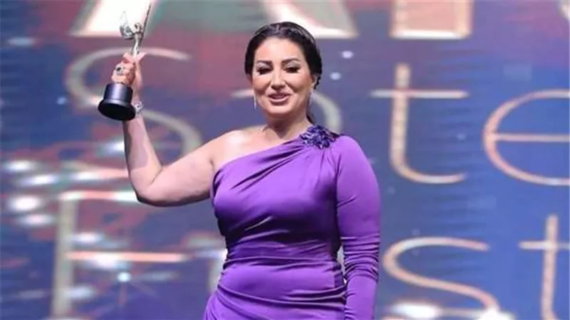 لأول مره وفاء عامر مذيعة على شاشة 