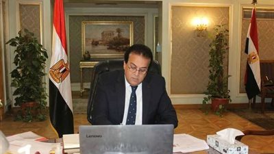 وزير التعليم العالي يتلقى تقريرًا حول مشروع تأهيل المعامل بالجامعات المصرية للاعتماد الدولي