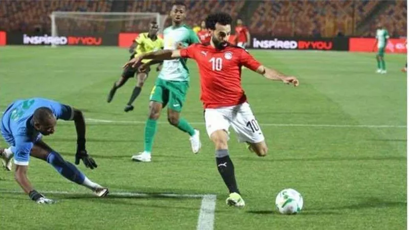 حسام البدري يمنح محمد صلاح شارة قيادة منتخب مصر