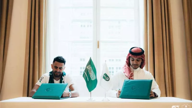 بالصور| الأهلي السعودي يعلن تعاقده مع رياض محرز