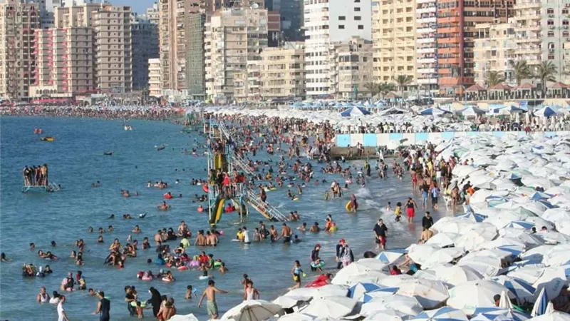 خبير سياحي يتحدث عن حجم الإقبال على شواطئ الإسكندرية ومطروح.. بالفيديو