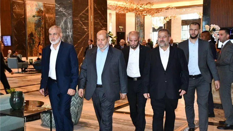 بالصور.. وصول وفود الفصائل الفلسطينية لمؤتمر الأمناء بالعلمين