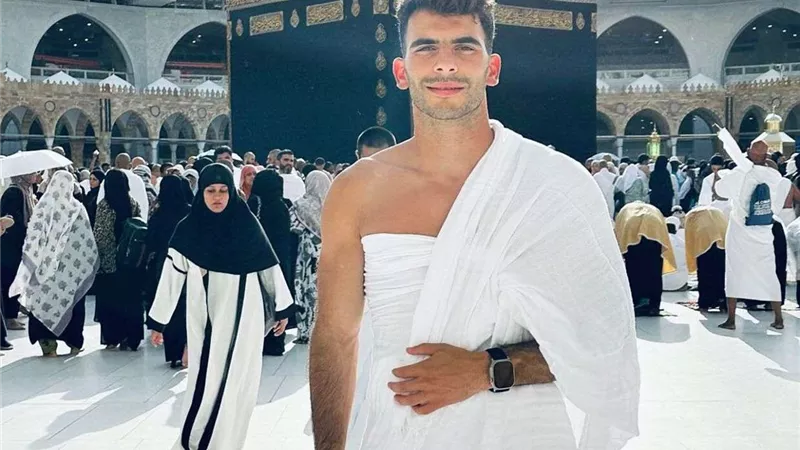 أحمد السيد زيزو يؤدي مناسك العمرة