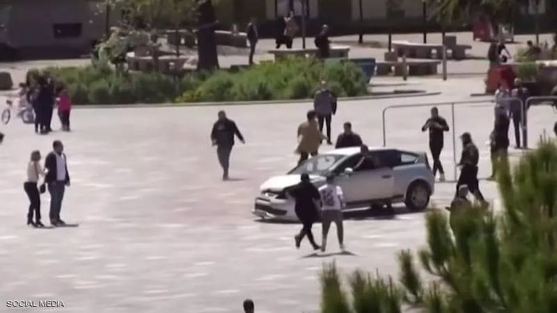 بطريقة بهلوانية.. شخص يوقف سيارة طائشة في قلب الطريق