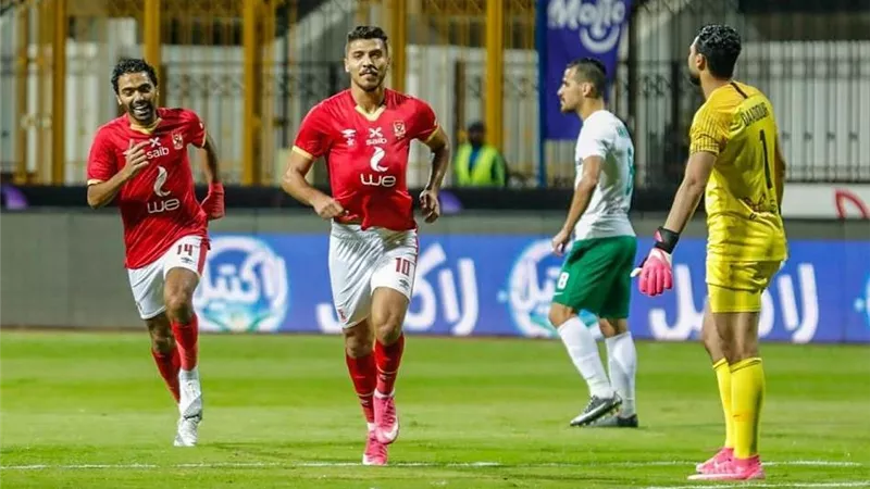 الأهلي يفوز على المصري بثنائية ويلاحق الزمالك