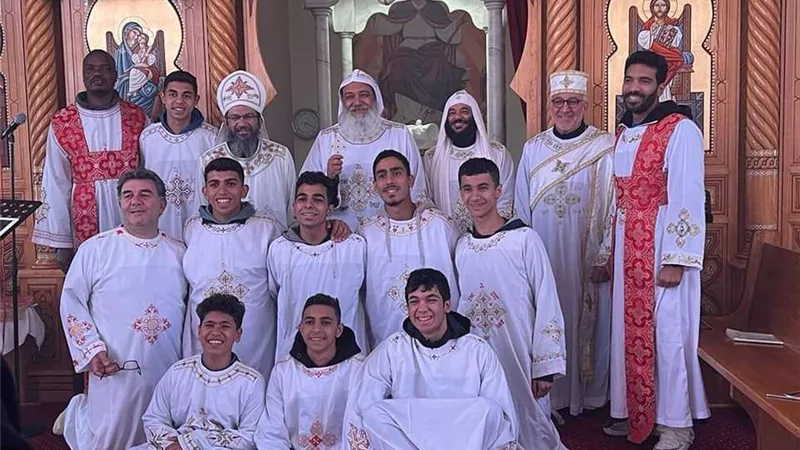 مجموعة من خدام 
