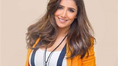 مي عمر تشوق جمهورها بعمل قادم.. شاهد