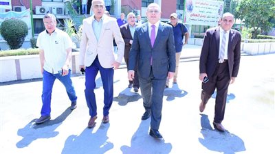 القائم بأعمال رئيس جامعة سوهاج يتفقد أعمال التنسيق الإلكترونى للثانوية العامة