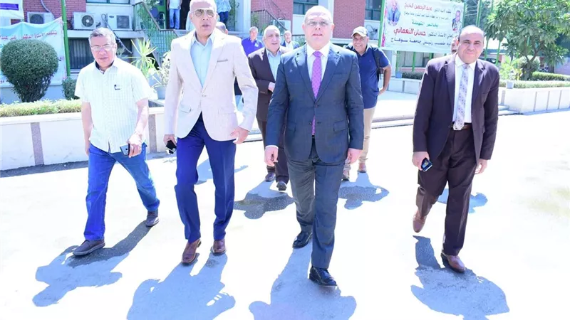 القائم بأعمال رئيس جامعة سوهاج يتفقد أعمال التنسيق الإلكترونى للثانوية العامة