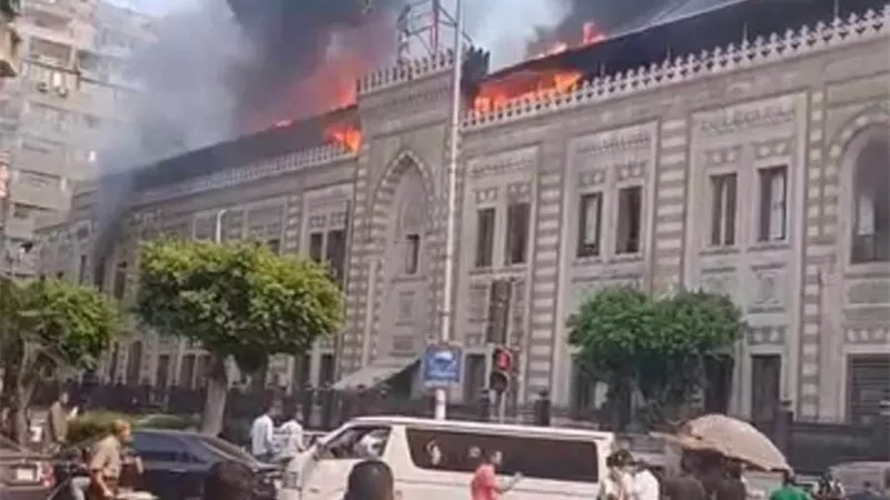 قوات الإطفاء تحاصر حريق مقر وزارة الأوقاف القديم بمنطقة وسط البلد
