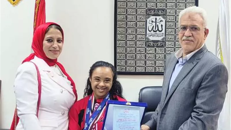 تكريم طالبة من ذوي الهمم لحصدها المركز الثاني عالميا في ألعاب القوى