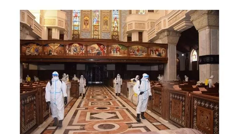 القوات المسلحة تنفذ أعمال التطهير للكنائس احتفالا بعيد القيامة المجيد