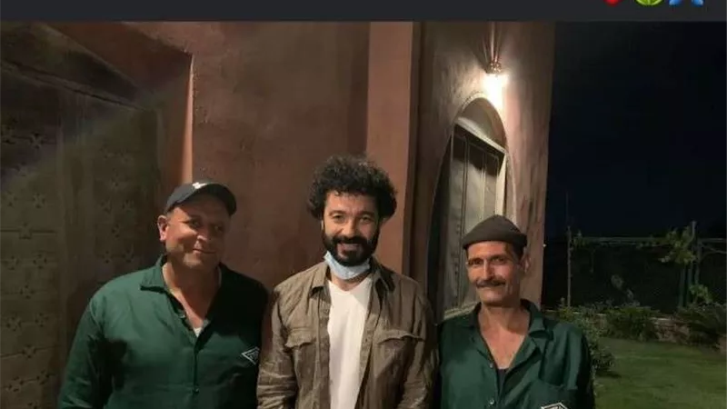 خالد النبوي يشارك جمهوره بصورته مع بعض العمال احتفالا بعيدهم