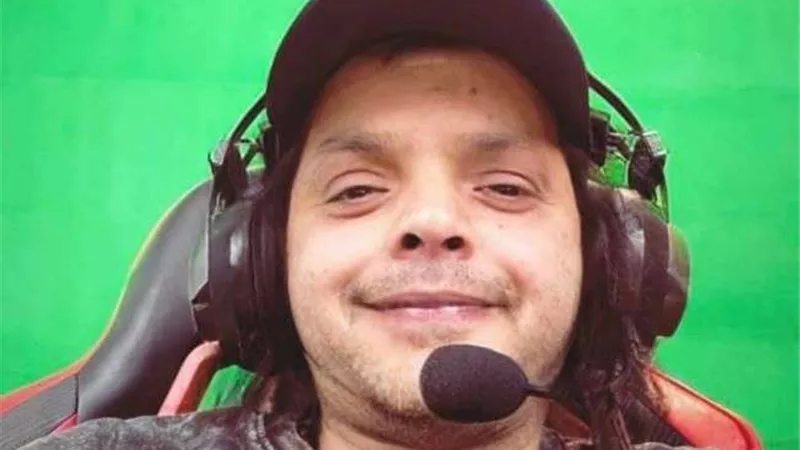 محمد هنيدي يشارك جمهوره بصورته داخل أحد استوديوهات التسجيل
