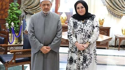 نهال عنبر تظهر بالحجاب مع شيخ الأزهر وتكشف عن سبب زيارتها