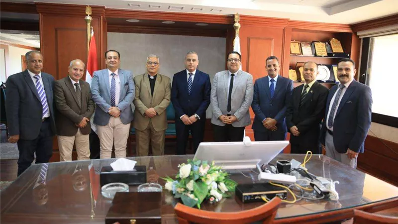 محافظ سوهاج يستقبل وفد كلية اللاهوت مجمع المثال المسيحي