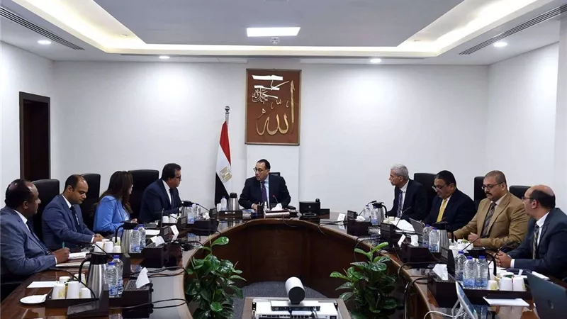 رئيس الوزراء يراجع عددًا من الملفات المرتبطة بالمنظومة الصحية